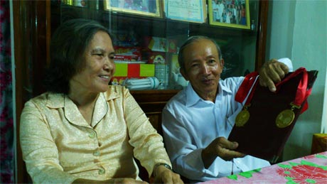 Những huy chương về thành tích học tập của các con luôn được chú Tài và cô Kim gìn giữ.