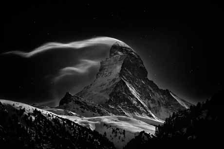  Giải nhất hạng mục Phong cảnh: THE MATTERHORN – Ngọn núi Matterhorn cao 4478m vào một đêm trăng tròn. Tác giả: Nenad Saljic.