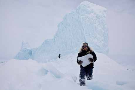  Giải thưởng do độc giả bình chọn/Hạng mục Phong cảnh: ICEBERG HUNTERS – Lấy băng từ một ngọn núi băng là công việc thường xuyên của cộng đồng Inuit để tạo ra nước uống khi sống tại các vùng đất lạnh giá. Tác giả: Adam Coish.