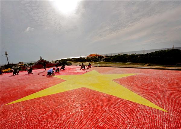 Lá cờ Tổ quốc Việt Nam gắn bằng gốm tại Trường Sa. Ảnh: Báo Thể thao văn hóa