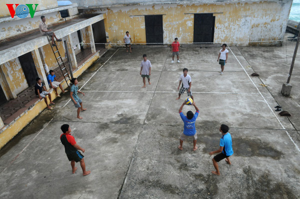 Một trận bóng chuyền trên đảo chìm Đá Tây.