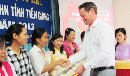 Ông Kare Ronningen, Giám đốc NMA tại Việt Nam trao Bằng khen cho giáo viên dạy giỏi.