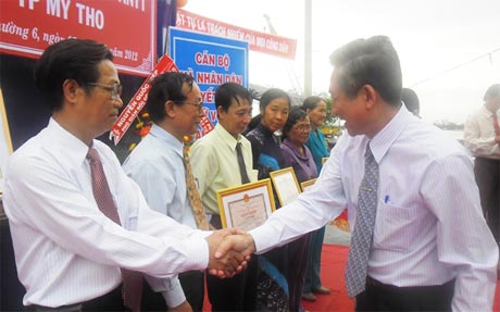 Chủ tịch UBND thành phố Mỹ Tho Trần Văn Kết trao giấy khen cho các  tập thể, cá nhân phường 6 đạt thành tích xuất sắc trong phong trào ANTT.
