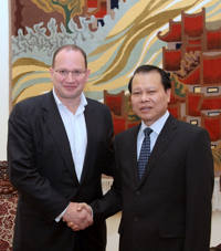 Phó Thủ tướng Vũ Văn Ninh tiếp Chủ tịch, kiêm Tổng giám đốc Tập đoàn AIA. Ảnh: VGP/Xuân Tuyên.