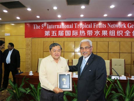 Chủ tịch TFNet tặng kỷ niệm chương cho TS. Nguyễn Minh Châu vì đã có những đóng góp cho TFNet.