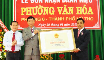 Chủ tịch UBND tỉnh Nguyễn Văn Khang trao Bằng công nhận Phường Văn hóa cho  đại diện Đảng ủy, UBND phường 8.