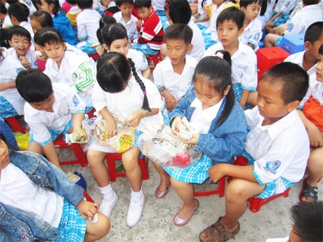 Học sinh Trường Tiểu học Lê Quý Đôn khui heo đất chuẩn bị quà Tết cho các bạn khó khăn trong Chương trình “Nụ cười hồng”