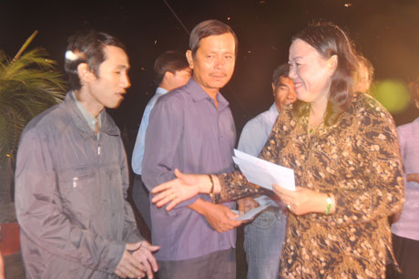 Bà Trần Kim Mai,  Phó Chủ tịch UBND tỉnh trao quà Tết  cho công nhân ở  Khu công nghiệp Long Giang.