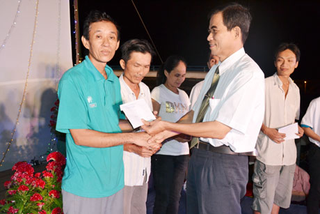Ông  Trương Văn Hiền,  Chủ tịch LĐLĐ tỉnh   trao quà Tết cho  công nhân ở Khu công nghiệp  Tân Hương