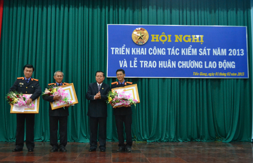 Chủ tịch UBND tỉnh Nguyễn Văn Khang trao Huân chương Lao động cho các tập thể.