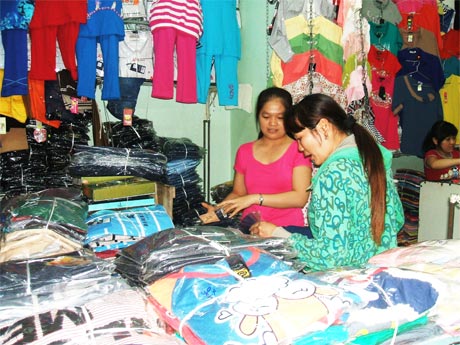 Người dân mua sắm quần áo tết tại chợ Cai Lậy.