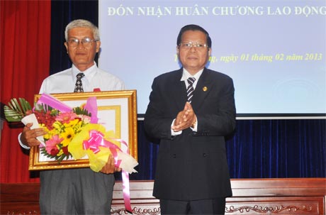 Chủ tịch UBND tỉnh Nguyễn Văn Khang trao Huân chương Lao động hạng III cho Phó Giám đốc Sở Tư pháp Nguyễn Văn Chính.