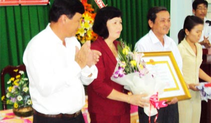 Phó Chủ tịch UBND huyện Cai Lậy Phan Minh Hiền trao Huân chương Lao động hạng Ba cho Quyền Trưởng phòng NN&PTNT Trần Thị Nguyên và Bí thư chi bộ Phạm Thanh Tùng.