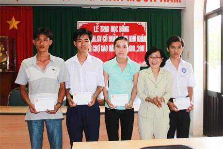 Cô Đồng Thị Bạch Tuyết, Chủ tịch Hội Khuyến học tỉnh trao học bổng cho học sinh hiếu học.
