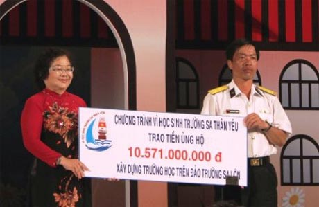 Bà Trương Mỹ Hoa trao hơn 10,5 tỉ đồng cho đại diện UBND huyện Trường Sa.
