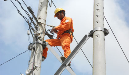 Nhân viên điện lực TP. Mỹ Tho bảo trì lưới điện nhằm giảm tổn thất điện năng. Ảnh: Vân Anh