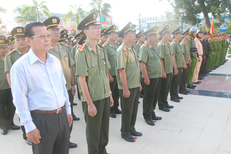 Ông Nguyễn Khang, Chủ tịch UBND tỉnh dự Lễ Tổng ra quân đầu năm 2013 của lực lượng Công an Tiền Giang.