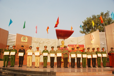 Ông Nguyễn Khang, Chủ tịch UBND tỉnh dự Lễ Tổng ra quân đầu năm 2013 của lực lượng Công an Tiền Giang.