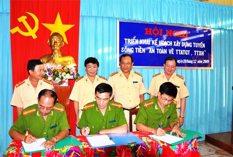 Ký kết thi đua về đảm bảo ATGT  đường thủy giữa các tỉnh Tiền Giang-Long An -  Bến Tre -  Vĩnh Long.