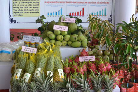 Nông sản trưng bày tại Hội chợ triễn lãm rau quả và thương mại ĐBSCL 2012 (MDEC - Tiền Giang 2012). Ảnh: Vân Anh