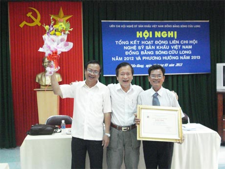Soạn giả Lê Duy Hạnh trao Bằng khen cho  Liên Chi hội ĐBSCL