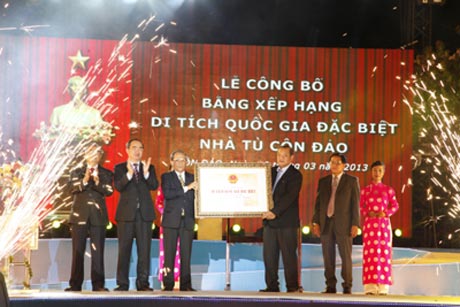 Phó Thủ tướng Nguyễn Thiện Nhân trao Bằng di tích quốc gia đặc biệt Nhà tù Côn Đảo cho lãnh đạo UBND tỉnh Bà Rịa – Vũng Tàu