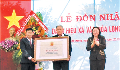 Bà Trần Kim Mai, Phó Chủ tịch UBND tỉnh trao Bằng công nhận xã văn hóa.