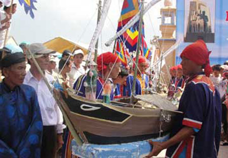 Thả thuyền - một nghi thức không thể thiếu trong lễ khao lề thế lính Hoàng Sa trên đảo Lý Sơn. 