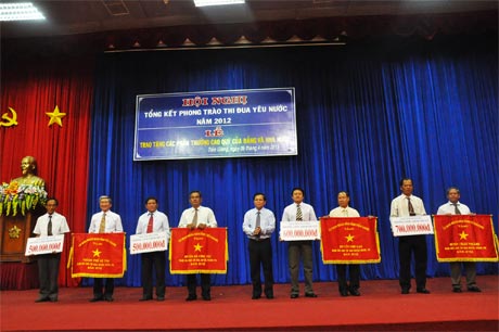 Chủ tịch UBND tỉnh Nguyễn Văn Khang trao Cờ thi đua xuất sắc cho các đơn vị thi đua cụm huyện, thị, thành.