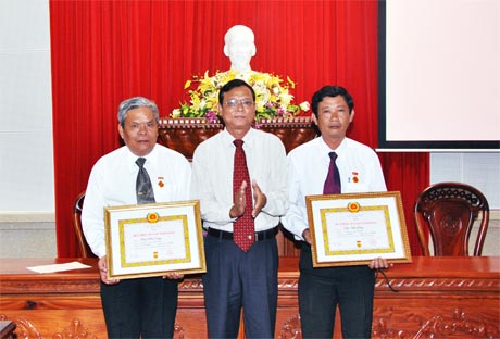 Bí thư Đảng ủy Khối Các cơ quan tỉnh trao Huy hiệu Đảng cho các đảng viên Đảng bộ Văn phòng UBND tỉnh.
