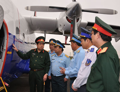 Đại tướng Phùng Quang Thanh, Bộ Trưởng Bộ Quốc phòng, kiểm tra máy bay tuần thám của Cục Cảnh sát biển tại Trung đoàn 918 ( Quân chủng Phòng không - Không quân) 