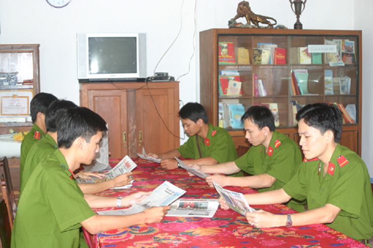 Công an huyện Châu Thành đọc báo trong giờ sinh hoạt 