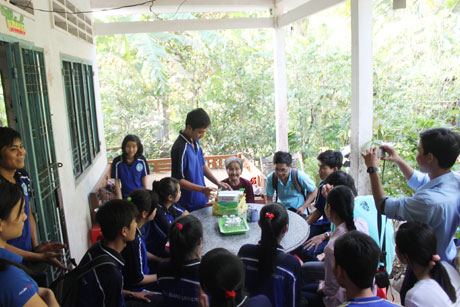 Sinh viên thăm và tặng quà mẹ Việt Nam anh hùng Nguyễn Thị Hai.