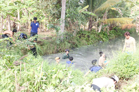 Gần 40 sinh viên giúp địa phương khai thông dòng kênh xã Phước Thạnh.
