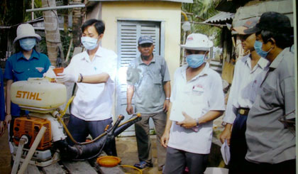 Vệ sinh chuồng trại là một trong những biện pháp phòng dịch cúm gia cầm.
