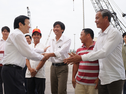 Chủ tịch nước Trương Tấn Sang động viên ngư dân huyện Núi Thành. Ảnh: VGP/Thế Phong