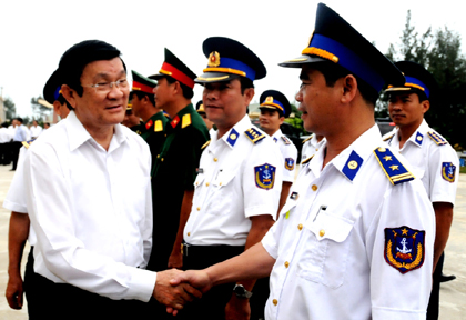 Chủ tịch nước Trương Tấn Sang đến thăm CBCS Cảnh sát biển Vùng 2. Ảnh: Thế Phong