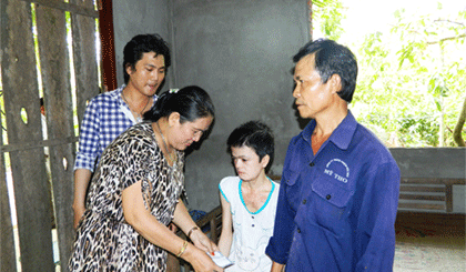 Trao 30 triệu đồng cho gia đình ông Nguyễn Văn Tám.