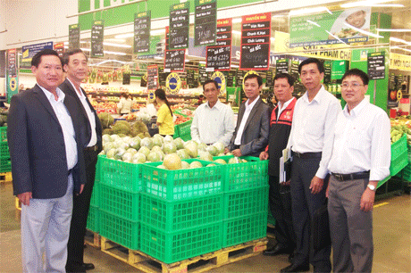 Đoàn công tác của tỉnh khảo sát việc mua bán trái cây tại Siêu thị Metro Thăng Long.
