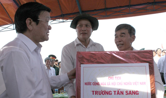 Chủ tịch nước Trương Tấn Sang tặng quà cho ngư dân Lý Sơn. Ảnh: Hoàng Dũng