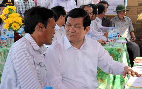 Chủ tịch nước Trương Tấn Sang trò chuyện với ngư dân Lý Sơn.