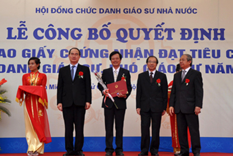 TS. Tạ Văn Trầm trong buổi lễ phong hàm Phó Giáo sư tại Quốc tử giám - Hà Nội.