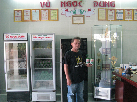 Anh Nguyễn Tấn Dũng bên cạnh các sản phẩm do cơ sở anh sản xuất.