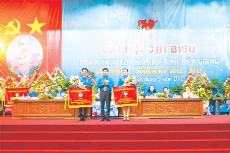 Đoàn khối nhận Cờ  xuất sắc  5 năm  (2007-2012) của  Trung ương Đoàn  Thanh niên  cộng sản  Hồ Chí Minh.