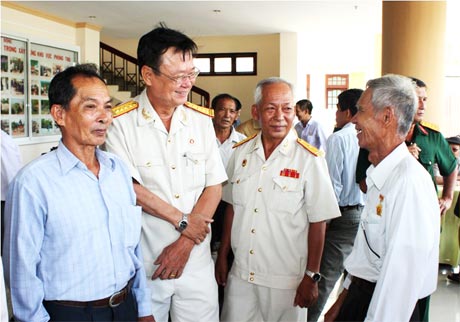 Đại tá Lê Dũng, Chủ tịch Hội CCB gặp gỡ các đại biểu về dự họp mặt.