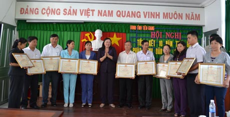 Bà Trần Kim Mai, Phó Chủ tịch UBND tỉnh trao Bằng khen cho các tập thể.