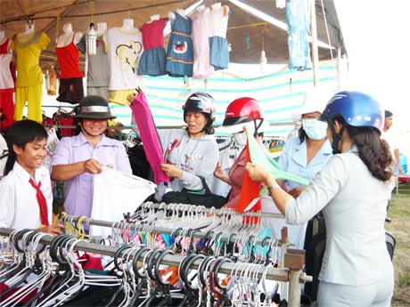 Đông đảo người dân mua sắm hàng hóa tại phiên chợ.