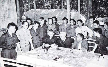 Cuối tháng 3-1975, đồng chí Lê Đức Thọ từ miền Bắc vào Nam cùng đồng chí Phạm Hùng và Đại tướng Văn Tiến Dũng thay mặt Bộ Chính trị trực tiếp chỉ đạo chiến dịch giải phóng Sài Gòn.