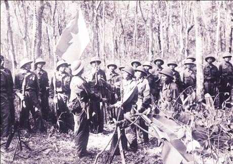Tại khu rừng cao su phía Nam Dầu Giây, Sư đoàn 304 trao lá cờ quyết chiến, quyết thắng cho Trung đoàn 66 Anh hùng để cắm trên Dinh Độc lập ngày giải phóng Sài Gòn, ảnh của nhà báo, NSNA Đinh Quang Thành.