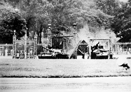 Bức ảnh xe tăng húc đổ cảnh cổng Dinh Độc Lập do nữ phóng viên người Pháp Francoise Demulder chụp trưa ngày 30-4-1975.
